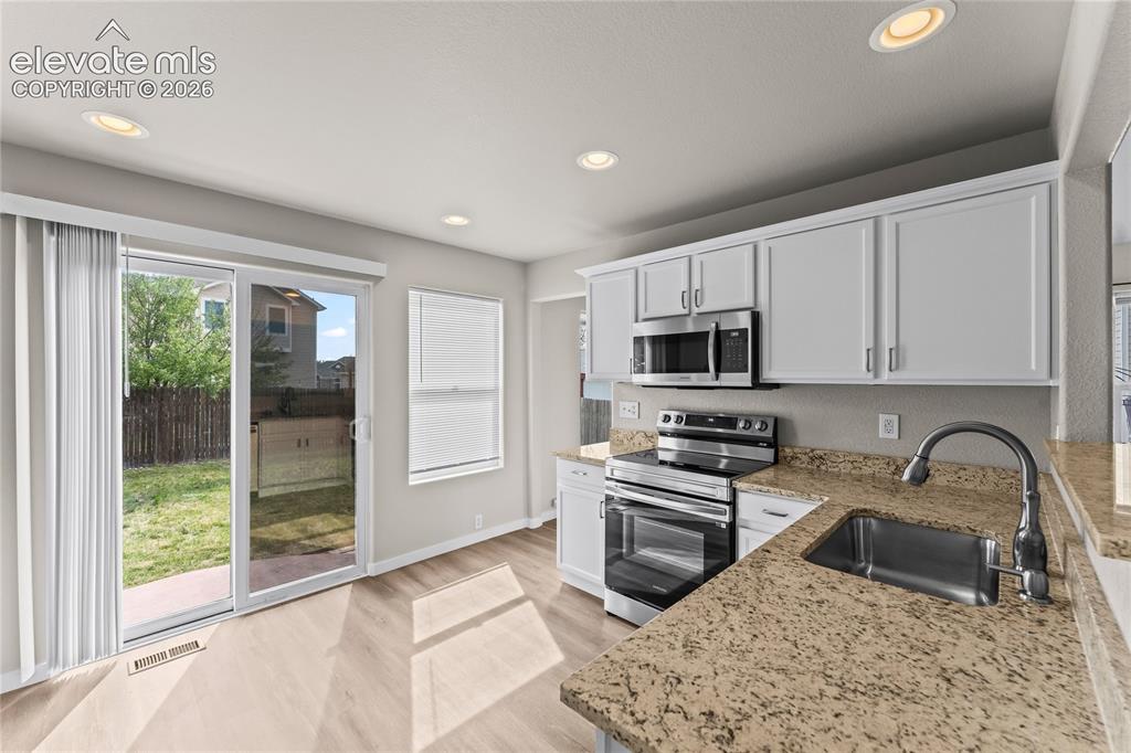 Image 13 of 39: Kitchen