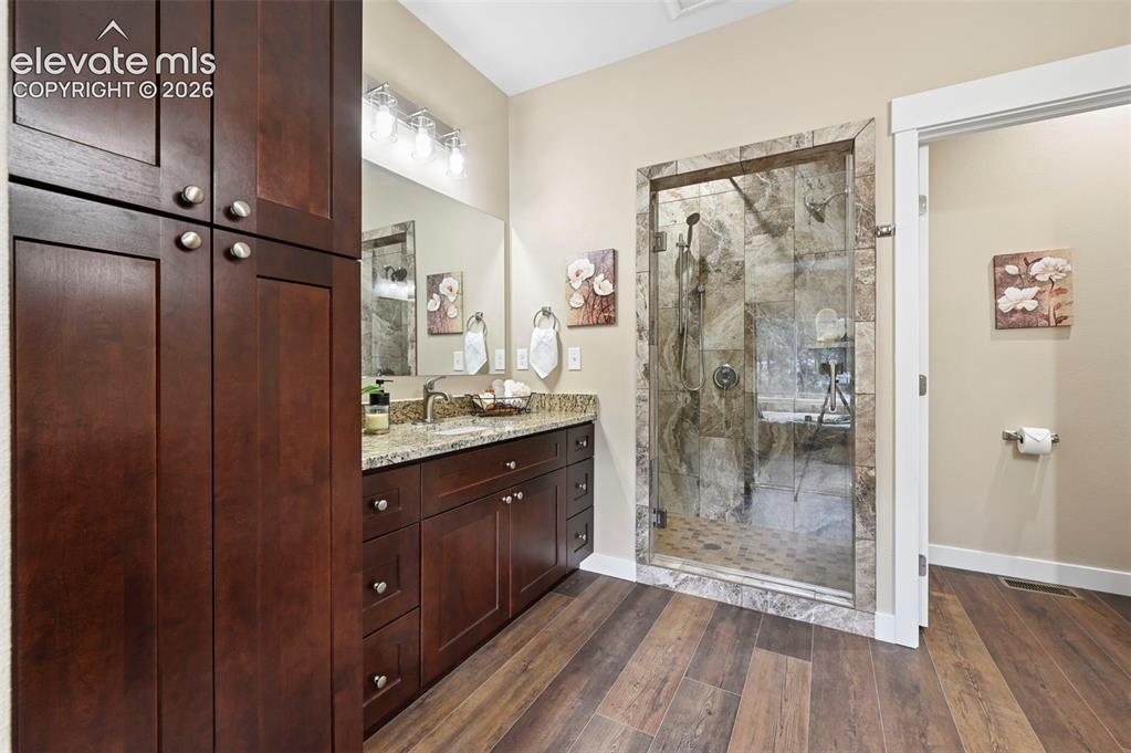 Image 19 of 39: Bathroom