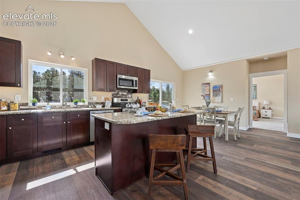 Image 9 of 39: Kitchen