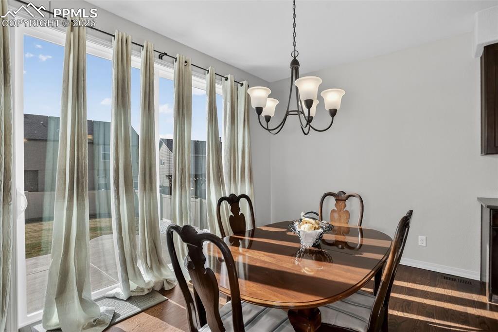 Image 10 of 46: Dining area