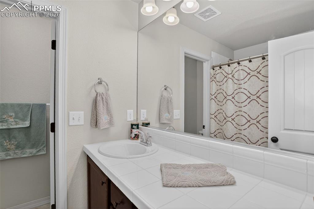 Image 30 of 46: Upper level hall full bathroom