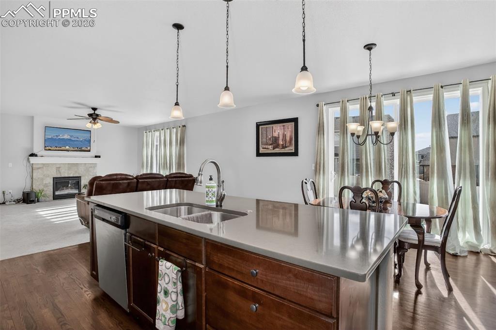 Image 5 of 46: Kitchen island quartz counter top