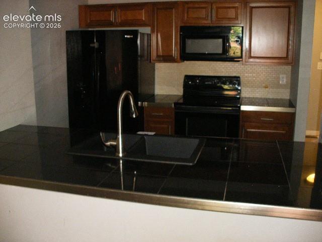Image 22 of 34: Kitchen