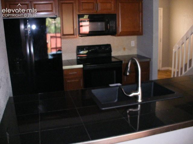 Image 23 of 34: Kitchen