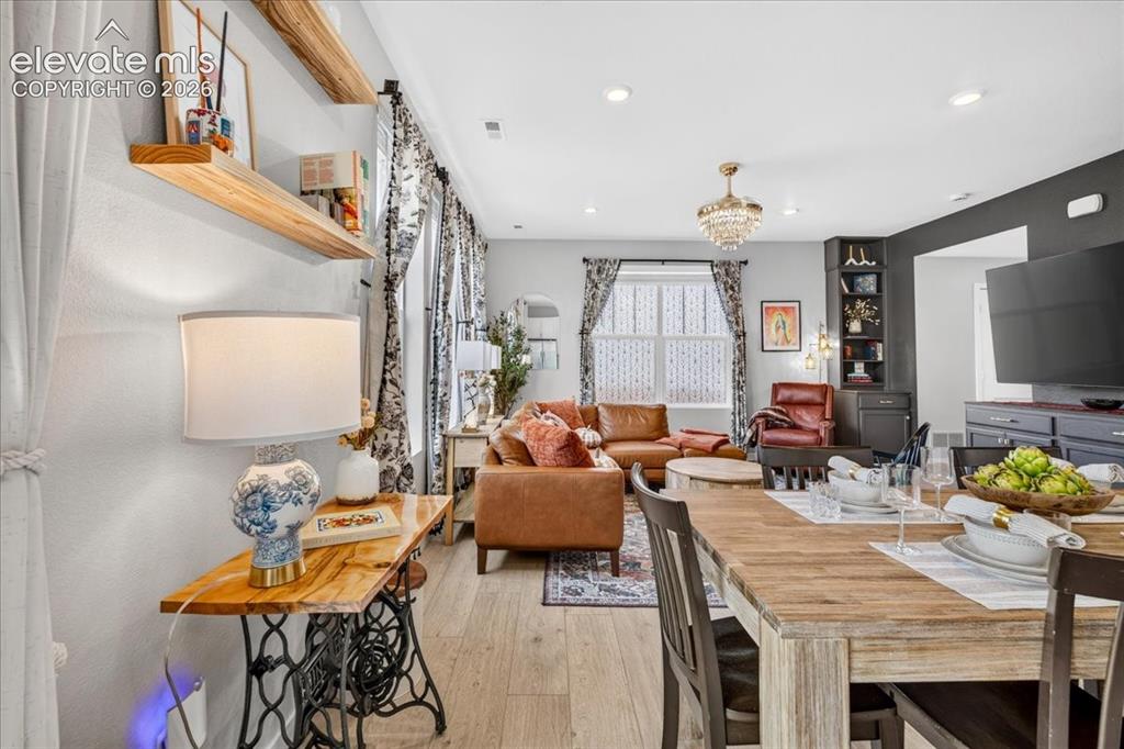 Image 16 of 44: Dining Area
