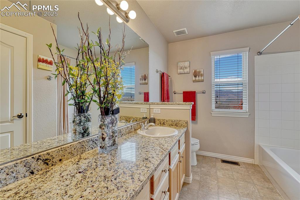 Image 31 of 48: Full upstairs bath with granite countertop...and views!
