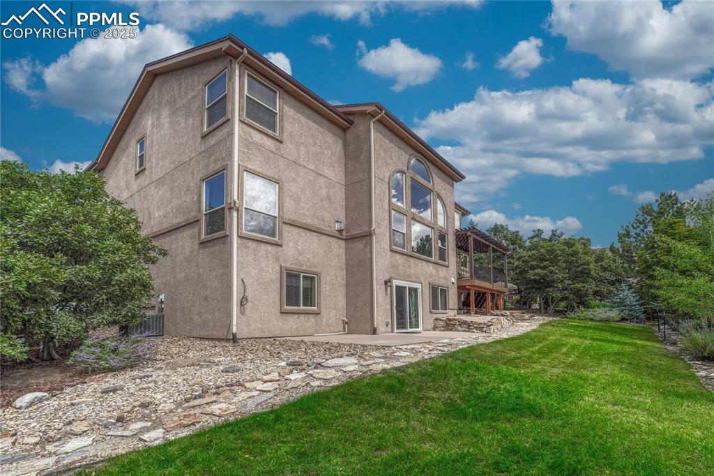 Image 34 of 48: ...to the backyard. 