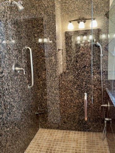 Image 17 of 21: Bathroom