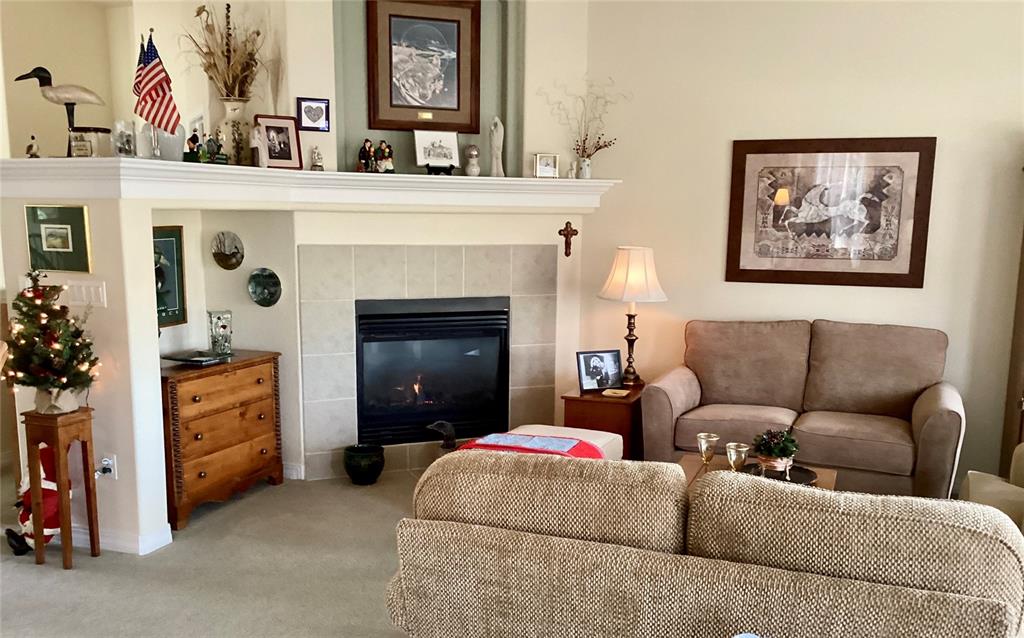 Image 3 of 10: Living Room