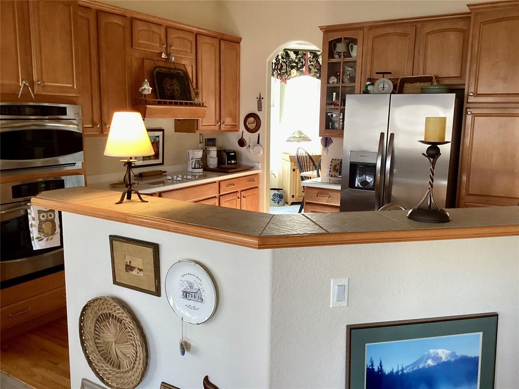 Image 4 of 10: Kitchen