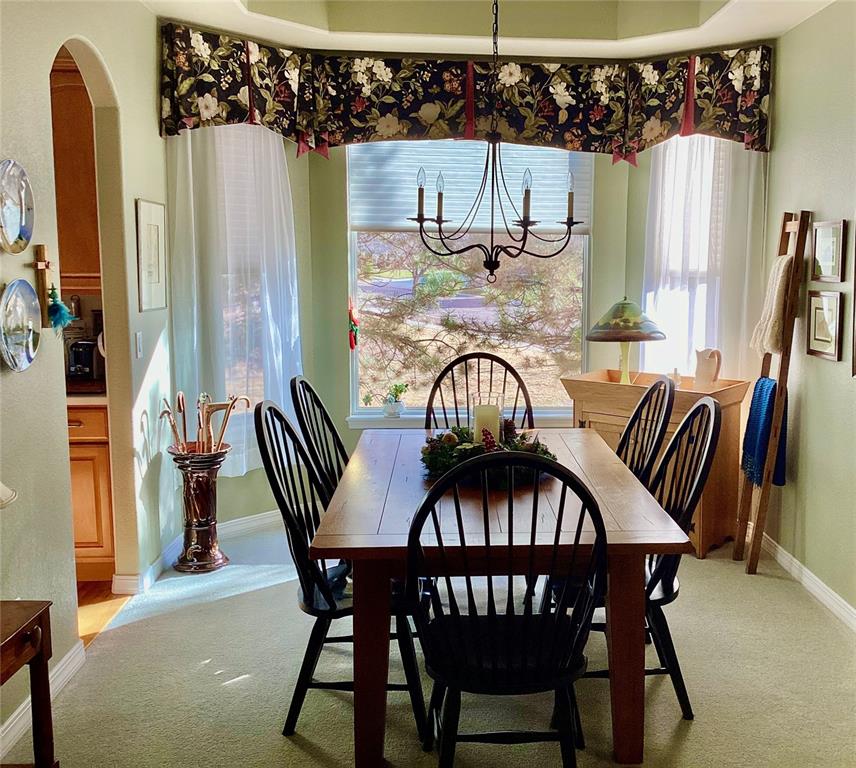 Image 5 of 10: Dining Area