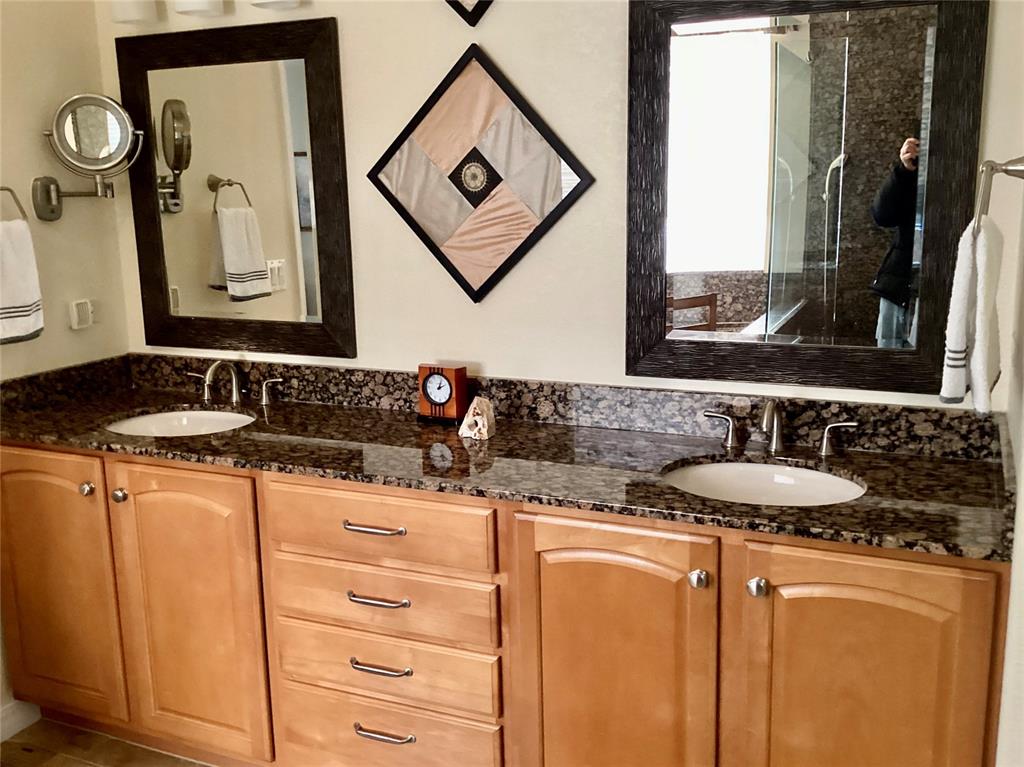 Image 6 of 10: Bathroom