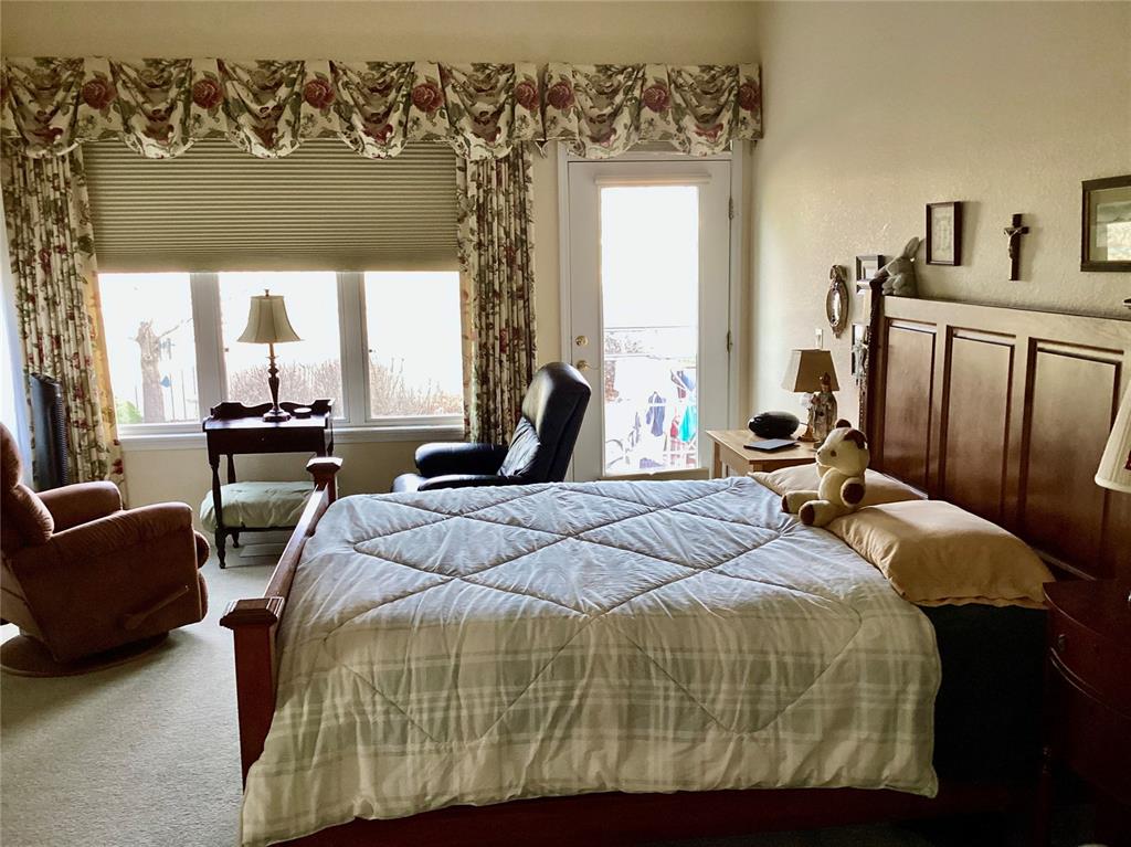 Image 7 of 10: Bedroom