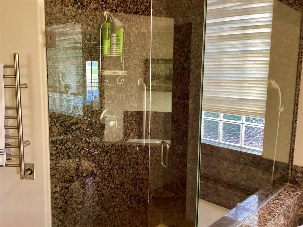 Image 8 of 10: Bathroom