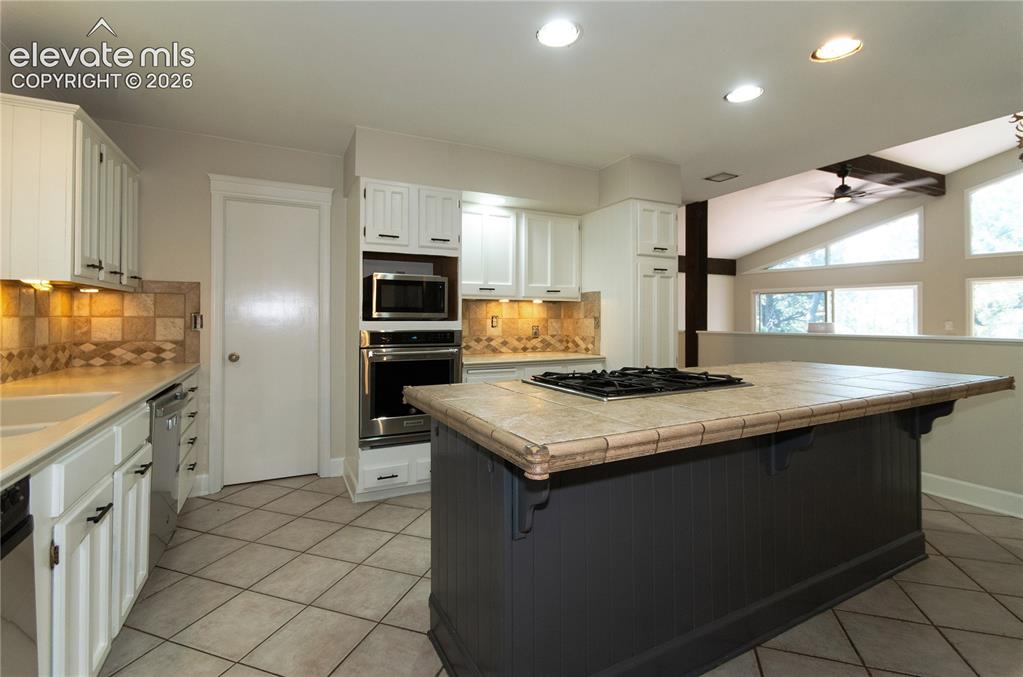 Image 24 of 46: Kitchen