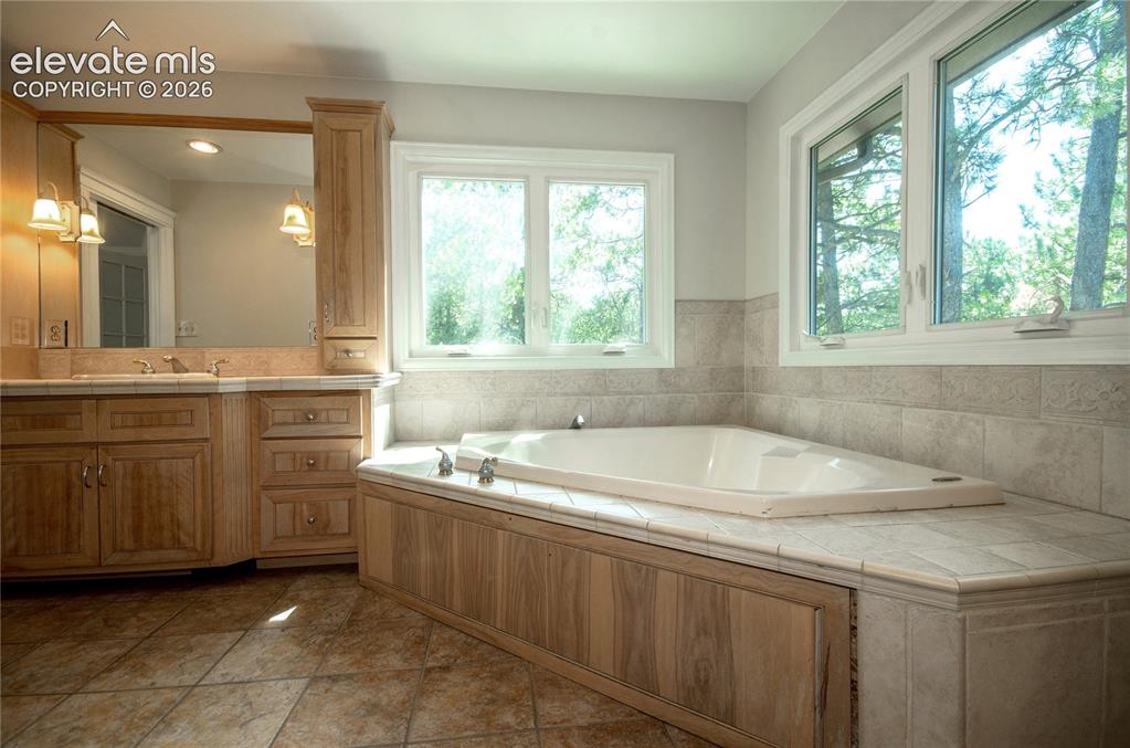 Image 28 of 46: Bathroom