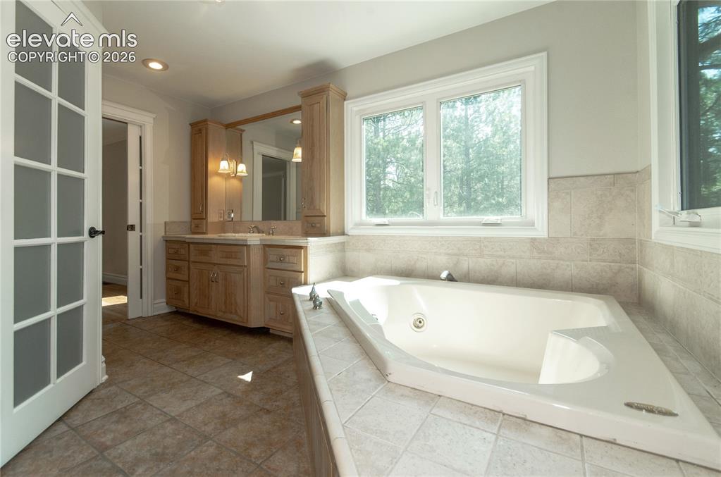 Image 29 of 46: Bathroom