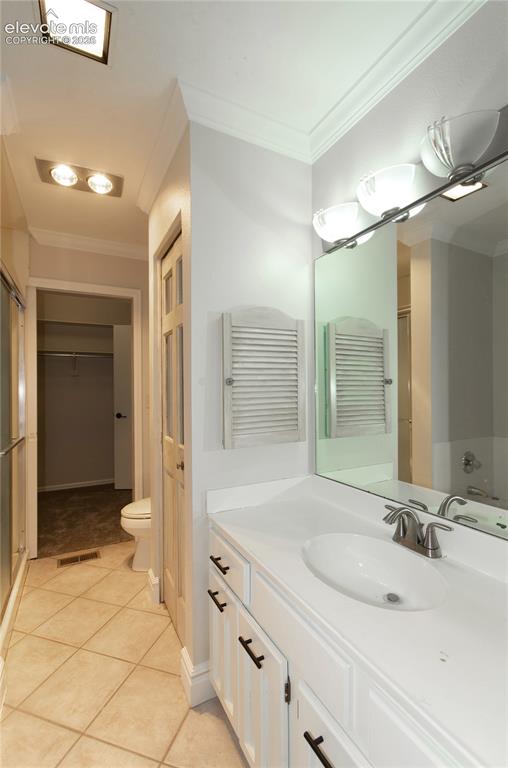 Image 37 of 46: Bathroom