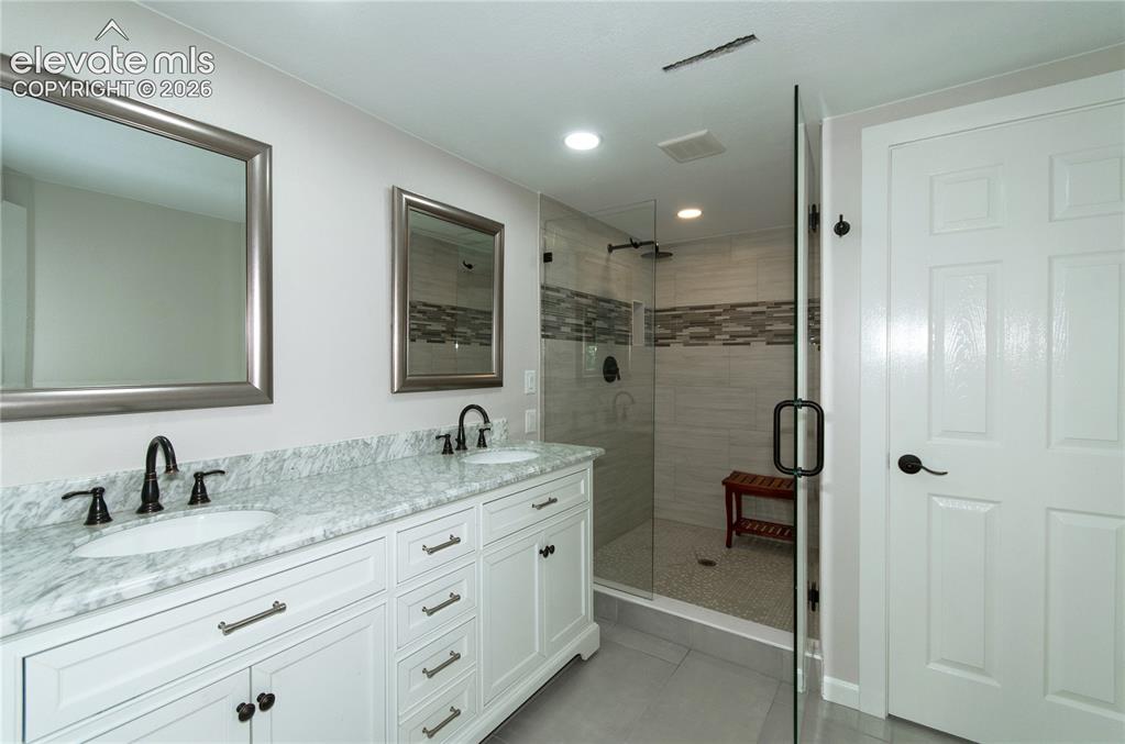 Image 41 of 46: Bathroom