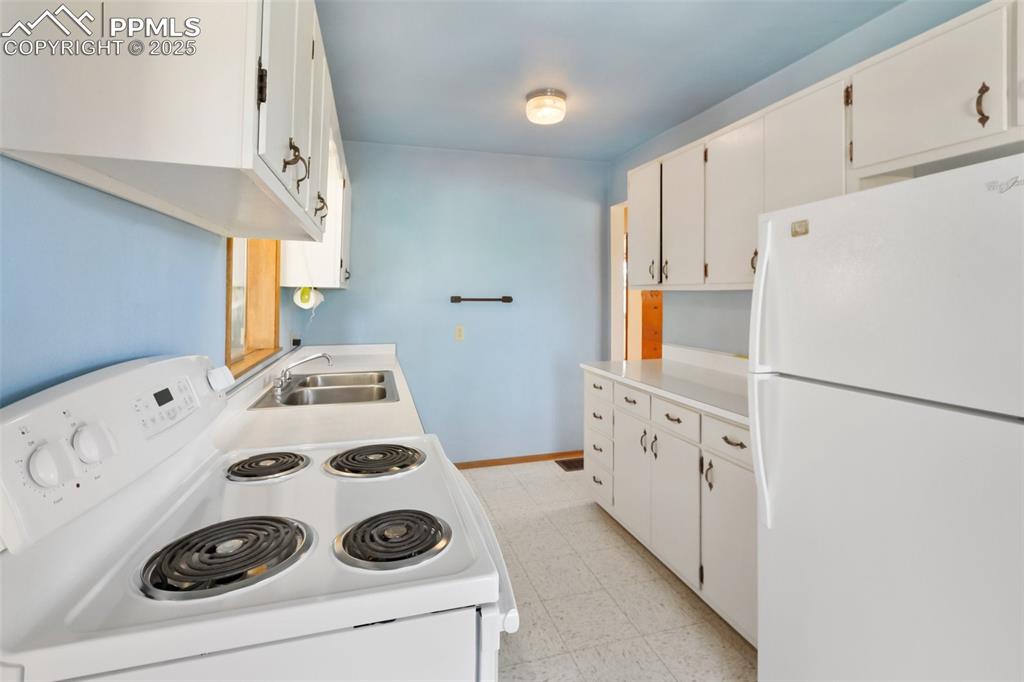 Image 16 of 45: Kitchen