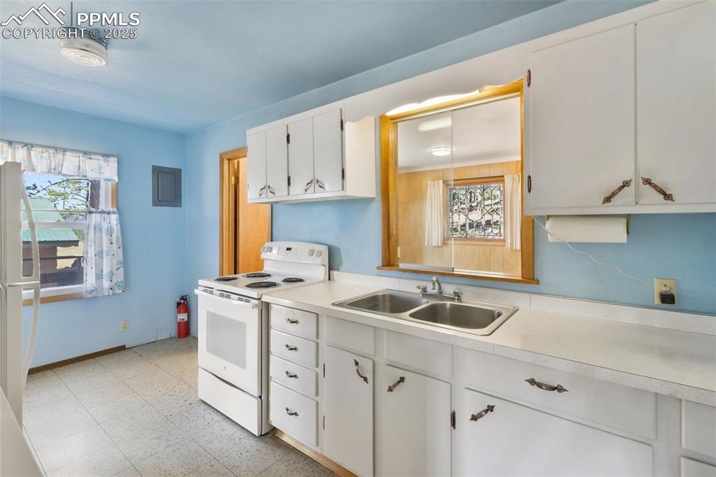 Image 17 of 45: Kitchen