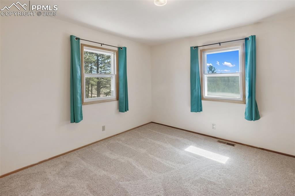 Image 25 of 45: Bedroom