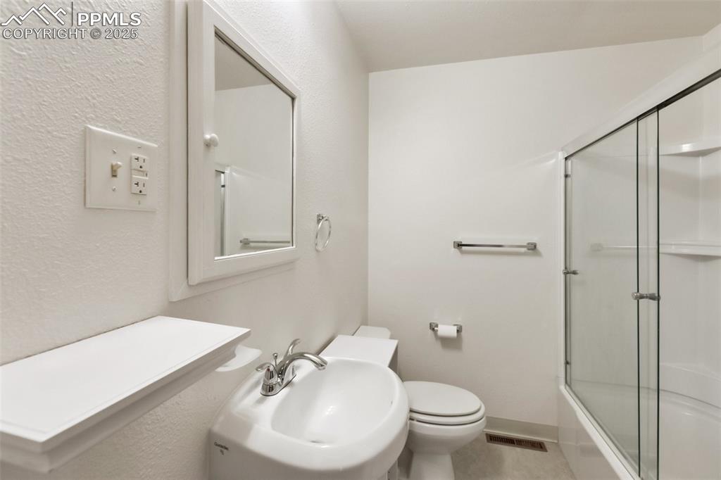 Image 28 of 45: Bathroom