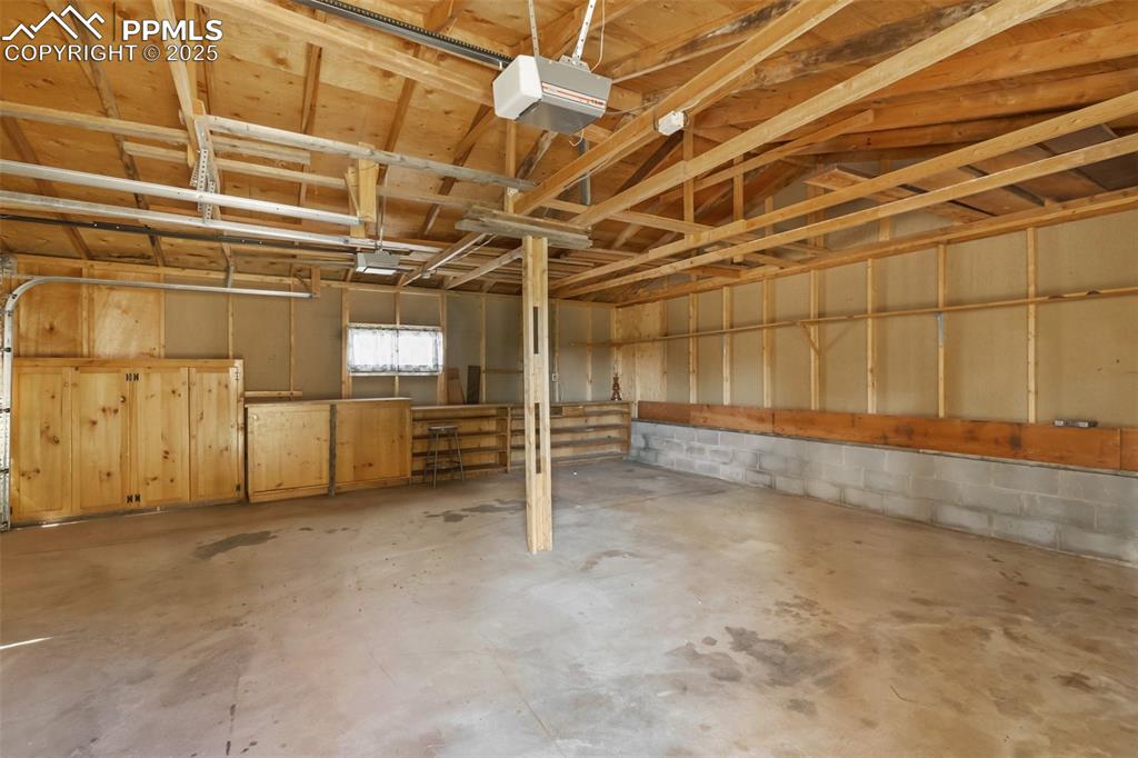 Image 38 of 45: Garage