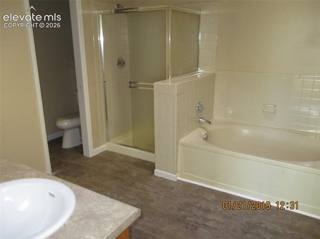 Image 15 of 23: Bathroom