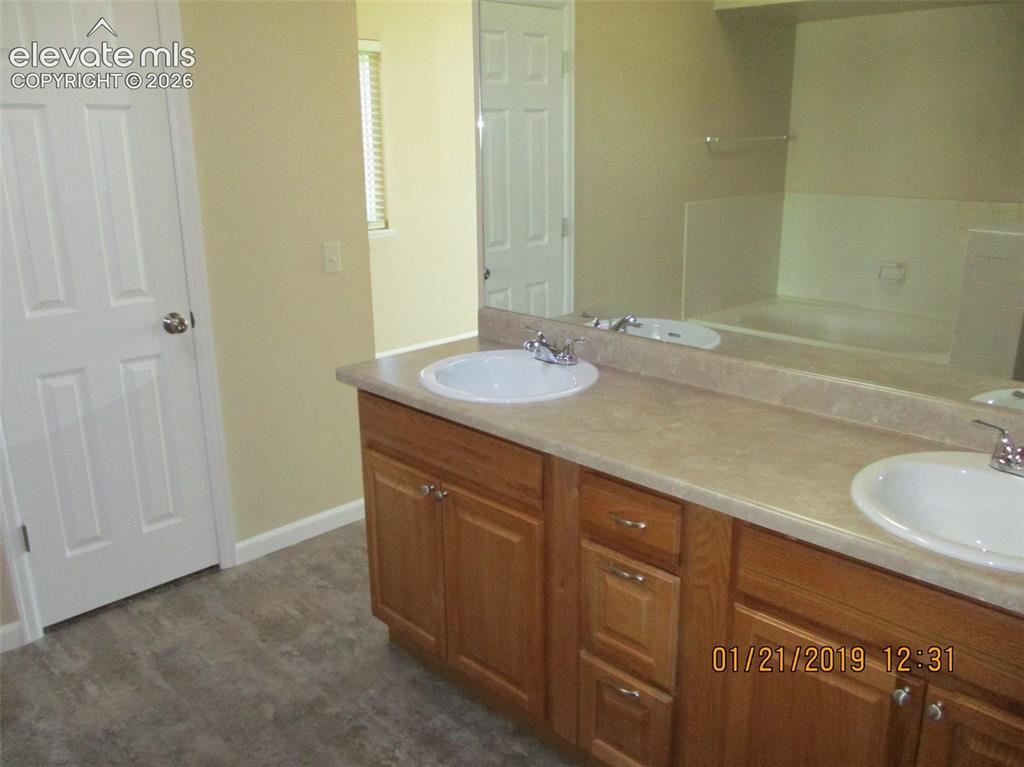 Image 16 of 23: Bathroom