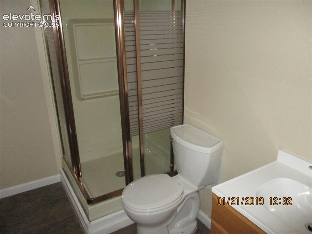 Image 20 of 23: Bathroom