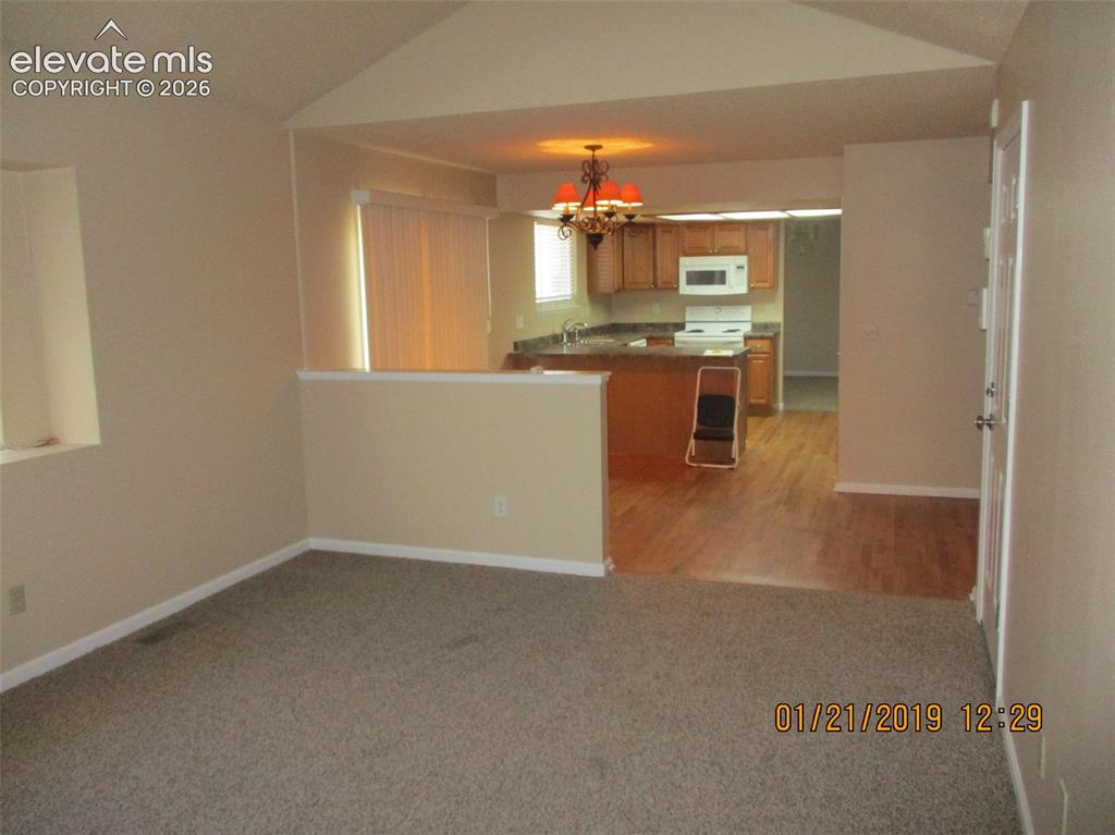 Image 4 of 23: Kitchen