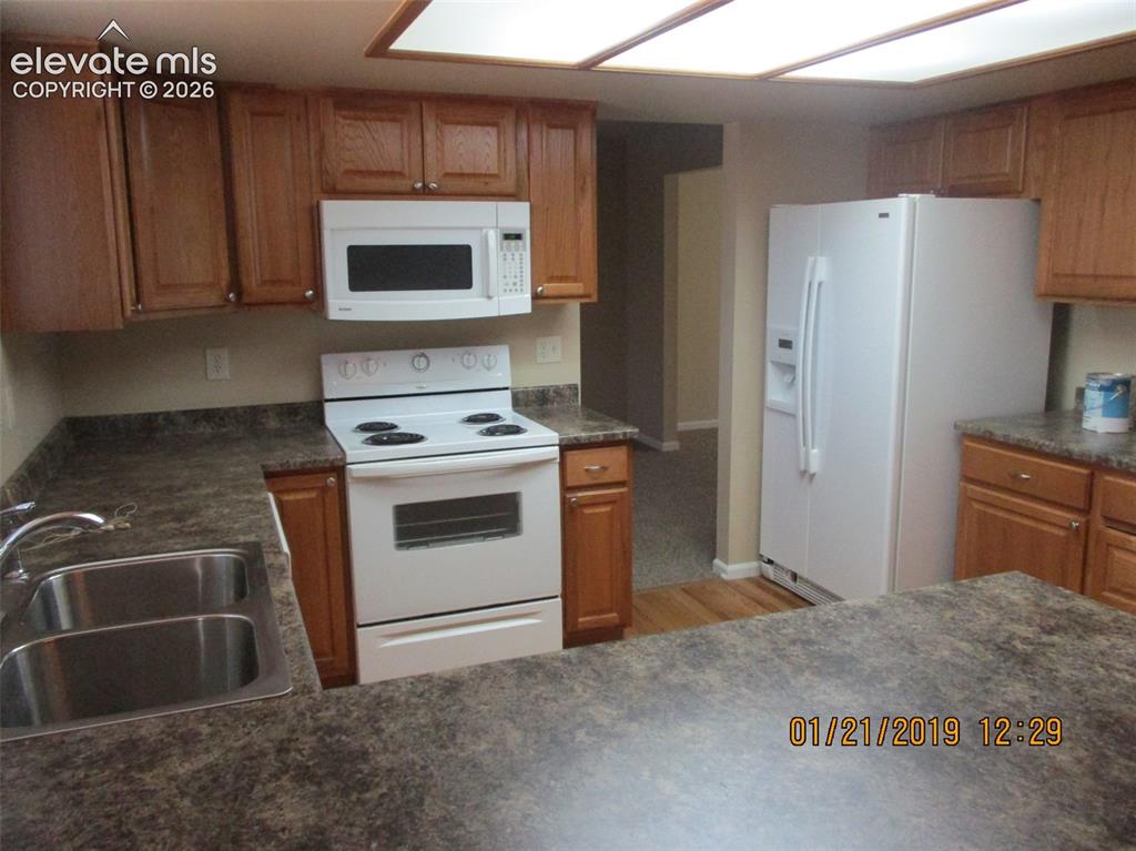 Image 5 of 23: Kitchen