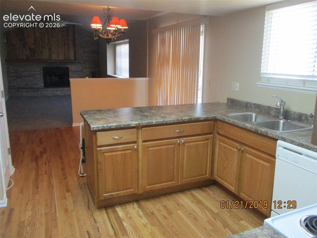 Image 6 of 23: Kitchen