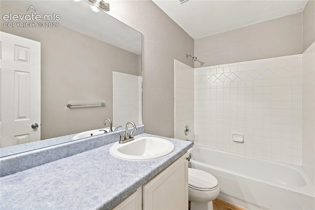 Image 10 of 50: Bathroom