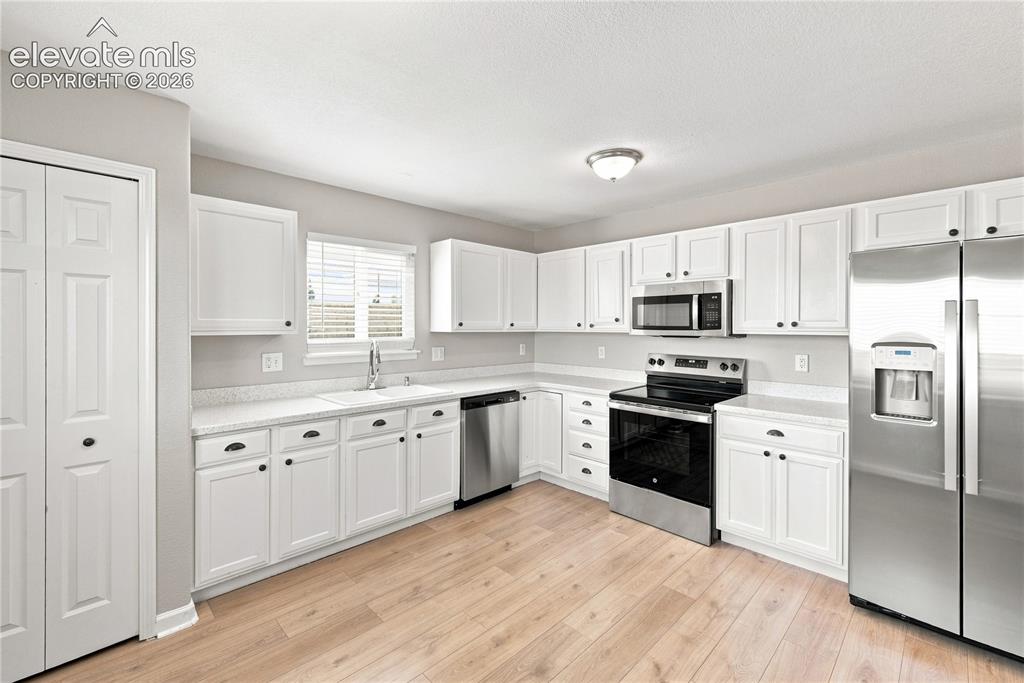 Image 15 of 50: Kitchen