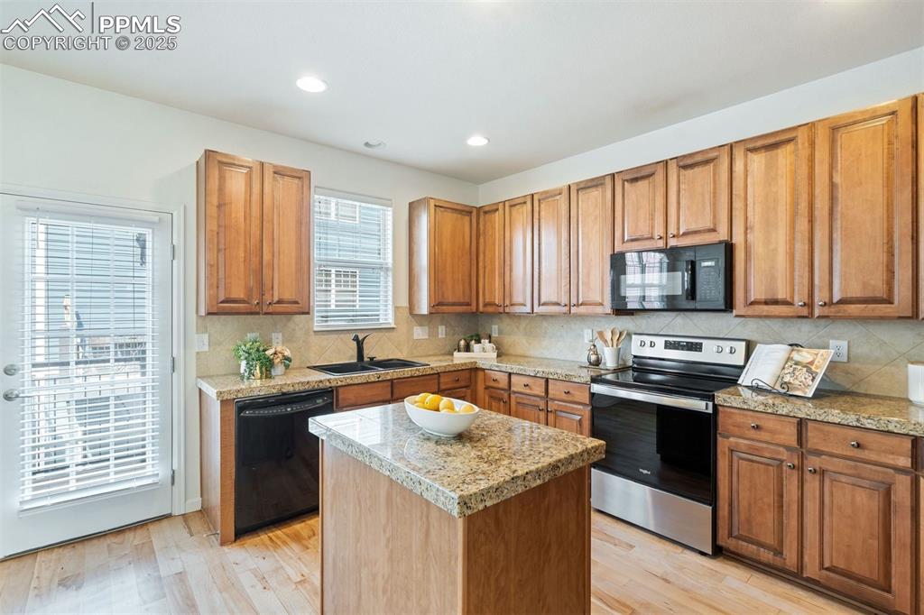 Image 16 of 43: Kitchen