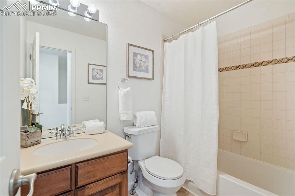 Image 32 of 43: Bathroom