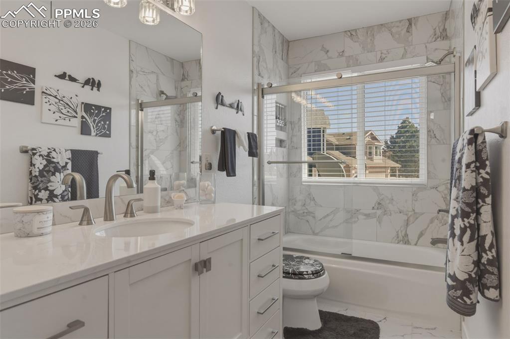 Image 25 of 39: Bathroom