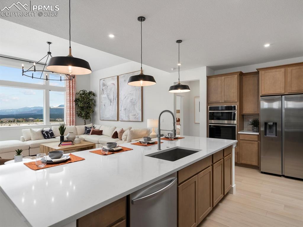 Image 12 of 40: Kitchen