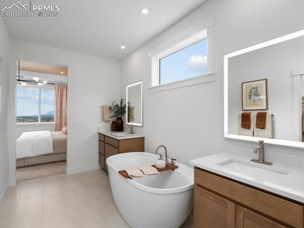 Image 18 of 40: Bathroom