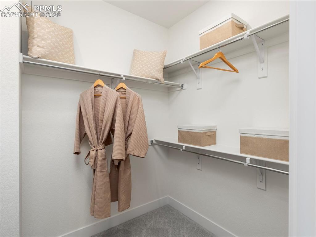 Image 19 of 40: Closet