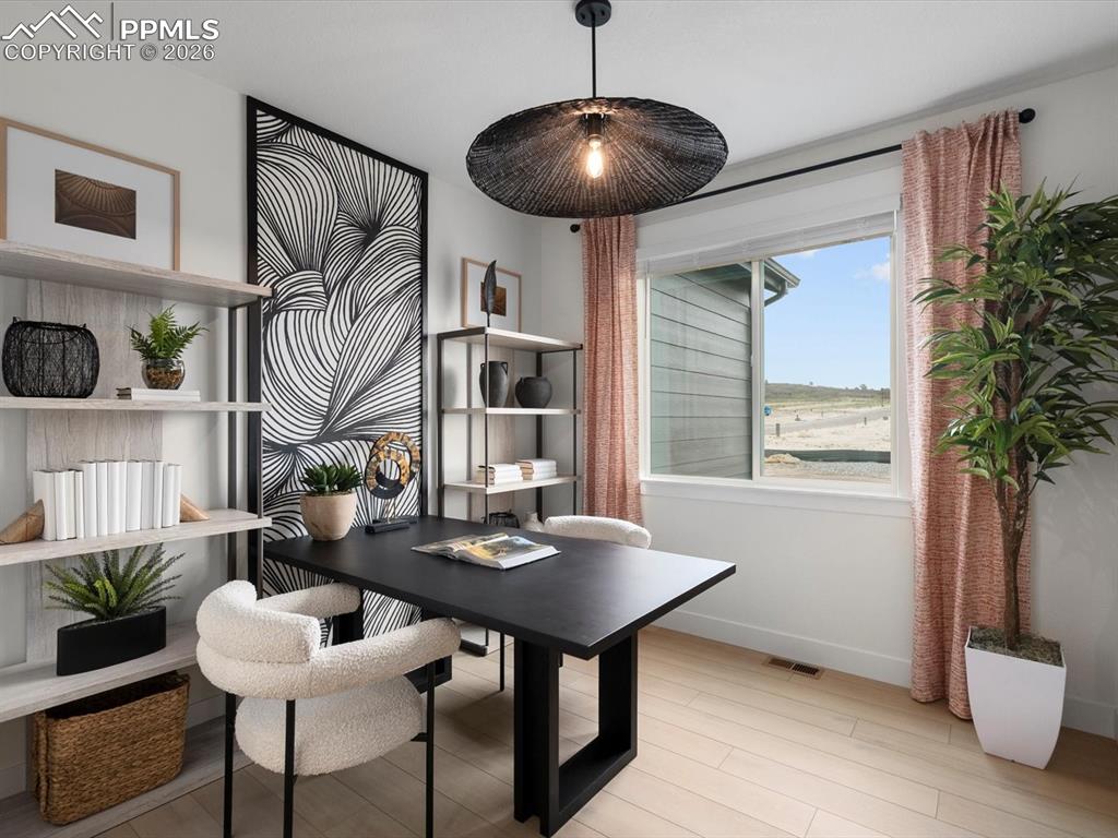 Image 20 of 40: Office