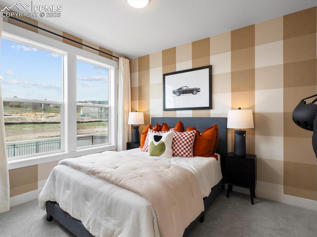 Image 25 of 40: Bedroom