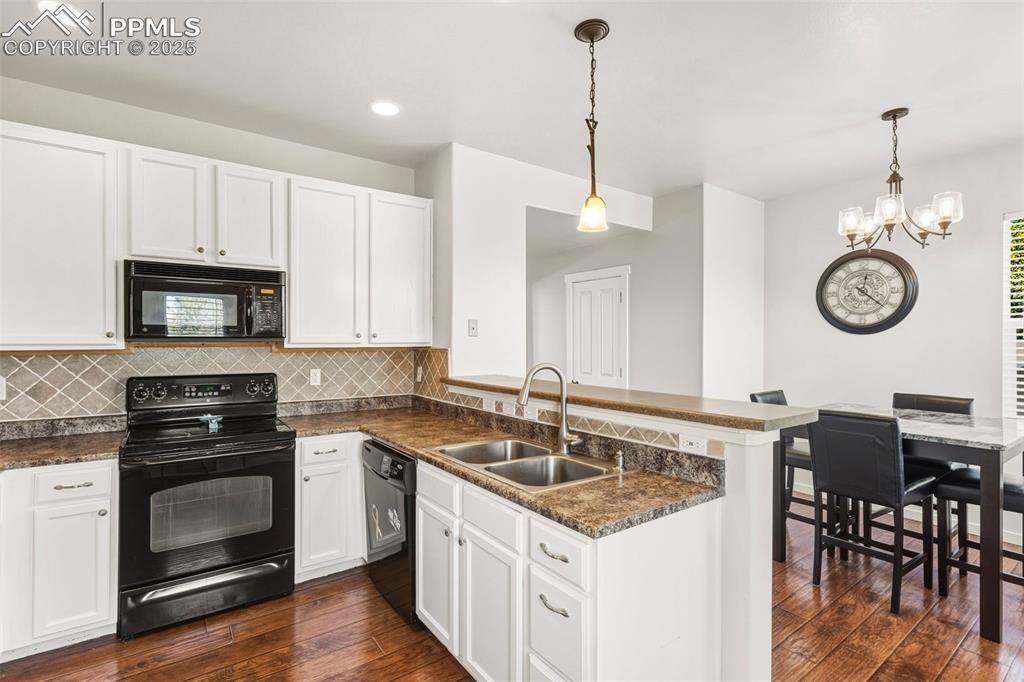 Image 9 of 33: Kitchen