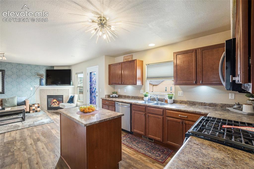 Image 16 of 30: Kitchen