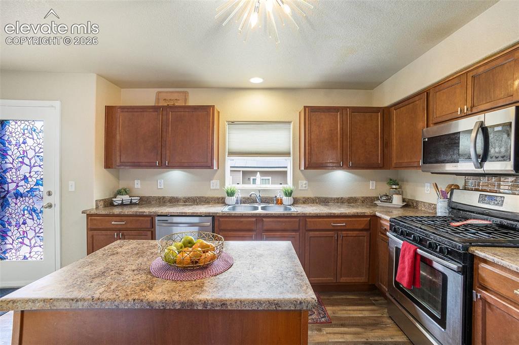 Image 17 of 30: Kitchen