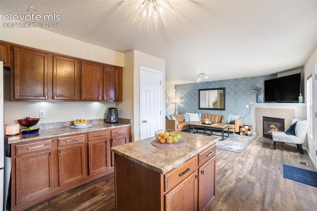 Image 18 of 30: Kitchen