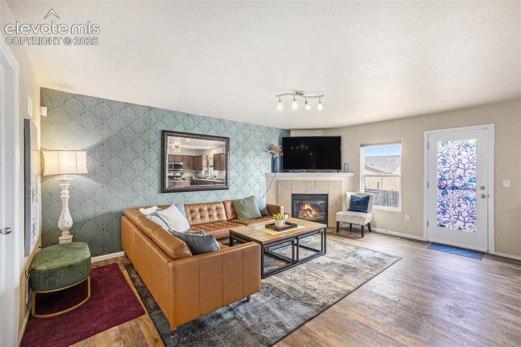 Image 19 of 30: Living Room