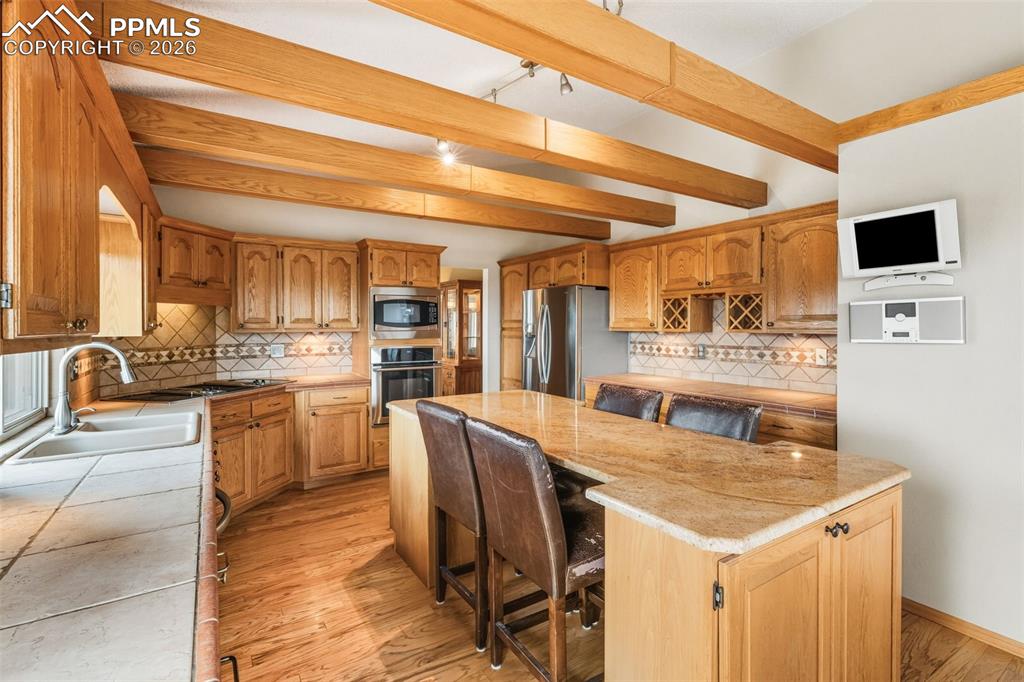 Image 21 of 45: Kitchen